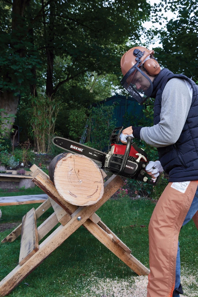 BMCS3835T chainsaw application image