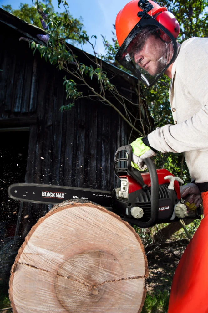 BMCS4240T chainsaw application image